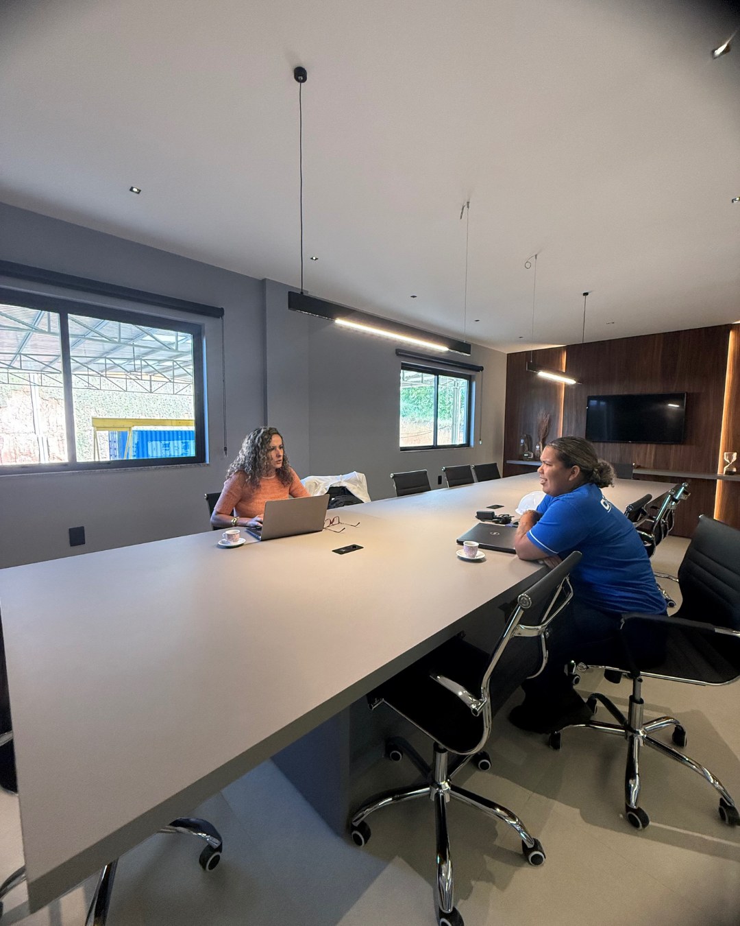 Camila Couto em sala de reunião durante encontro individual de mentoria