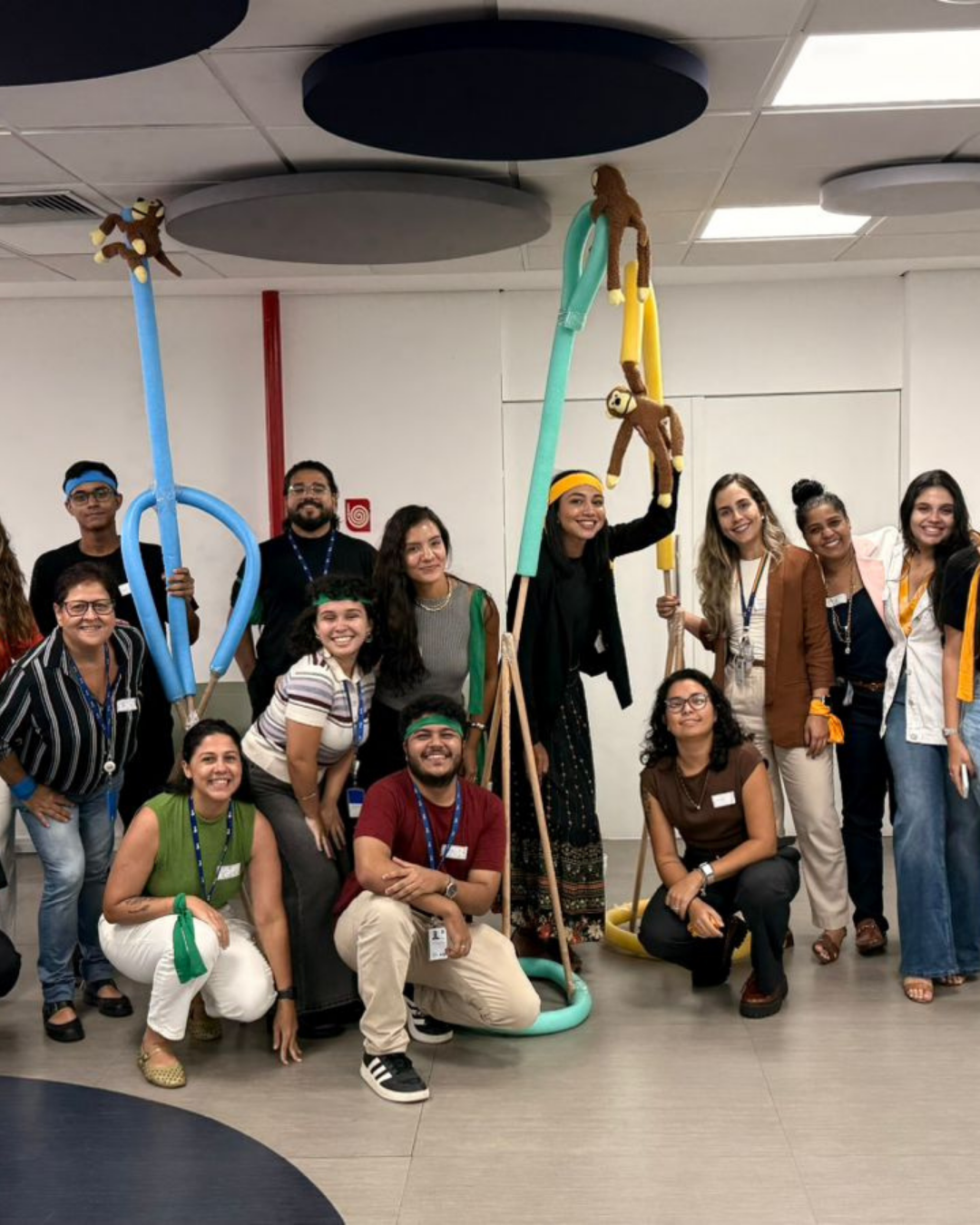 Dinâmica de equipe com bastões de balões coloridos